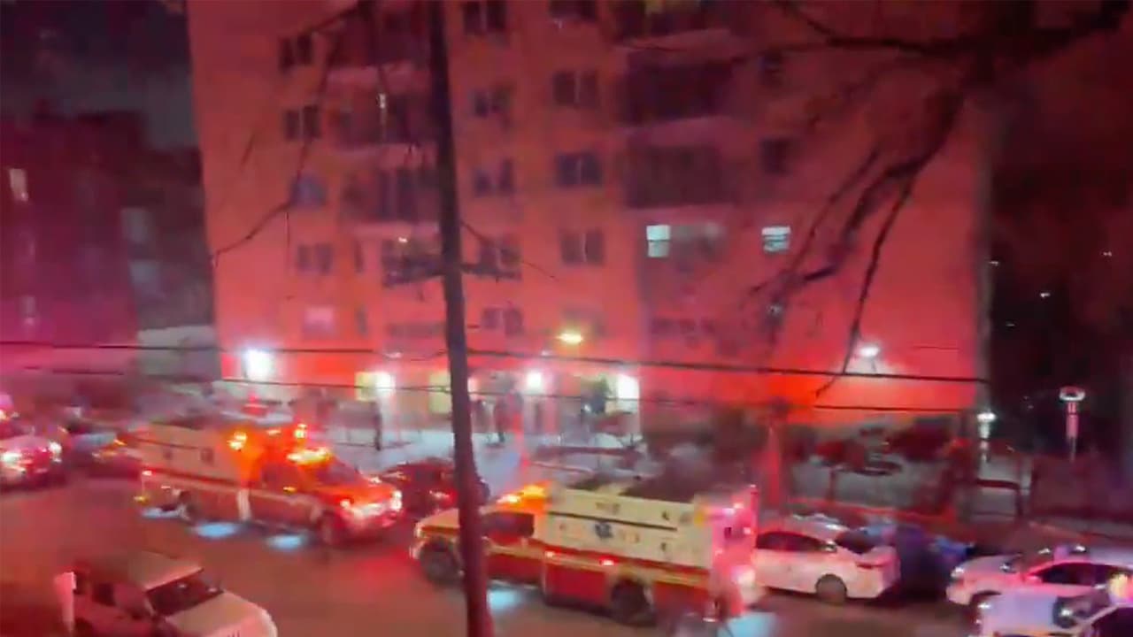 Joven enfrenta cargos por agredir a paramédicos que atendían emergencia en El Bronx 