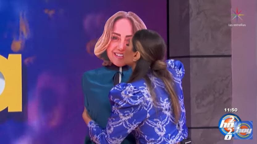 Sucedió mientras jugaban en la sección 'Canta la palabra'. En realidad, se trató de una broma ya que la tapatía le plantó el beso a un maniquí de cartón con la foto de su compañera. 
<br>