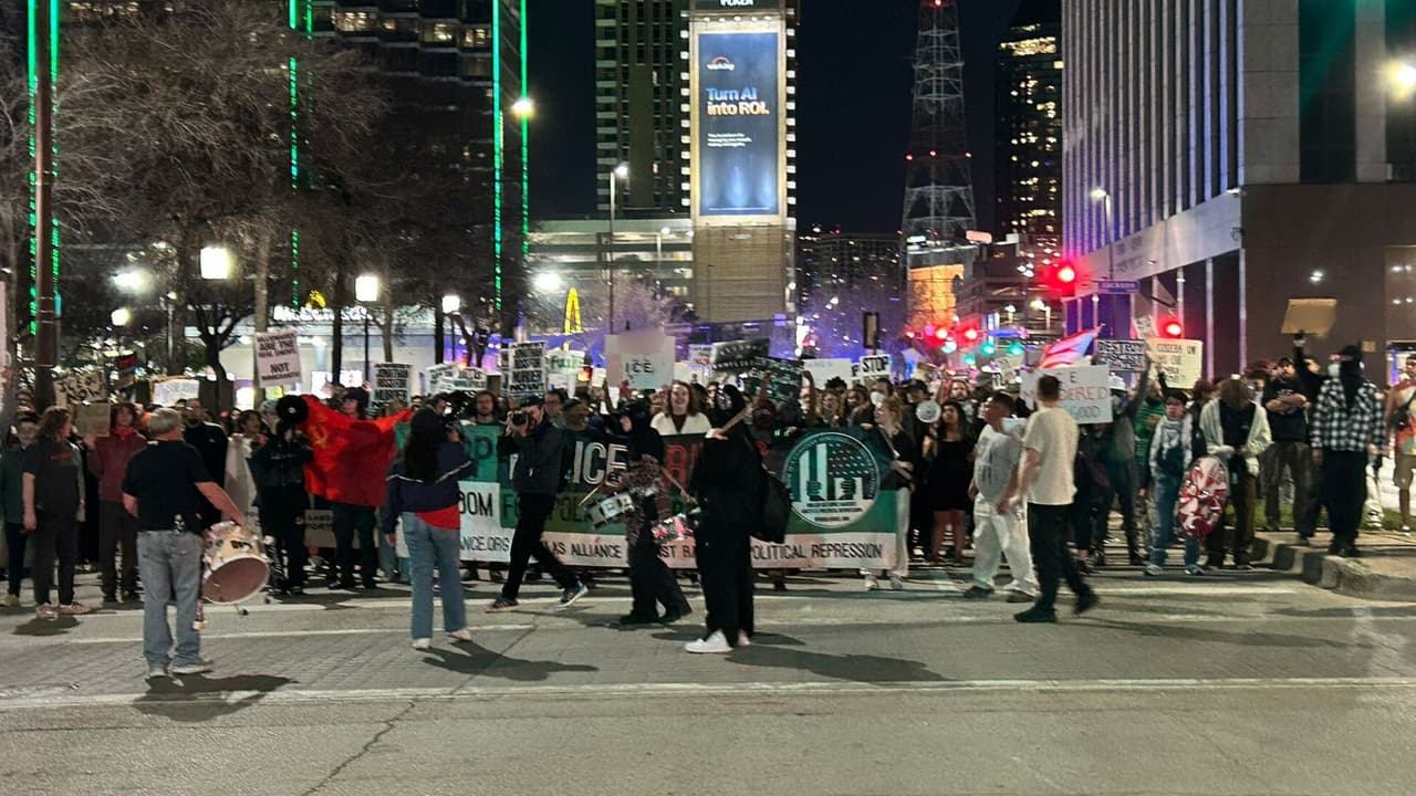 Tras concentrarse frente al Ayuntamiento, 
<b>los manifestantes caminaron por varias calles del centro en una marcha pacífica.</b> Su objetivo: exigir justicia y cambios que garanticen la seguridad de todas las familias.