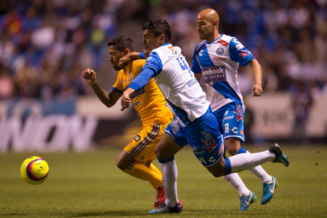 El duelo continuó en un tono intenso con poco fútbol, pero con oportunidades de anotar en ambos lados. Puebla ya jugando con la marca registrada de Enrique Meza.