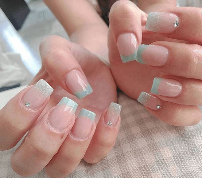 Otra de las tendencias en el francés con detalles en brillos muy sutiles, pero a la moda y con muchísimo estilo.