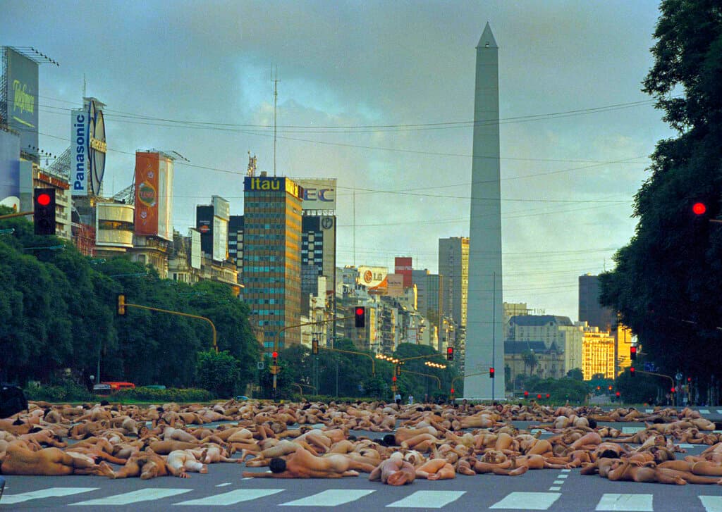 El fotógrafo ha dado la vuelta al mundo con sus iniciativas artísticas. En la imagen, cientos de personas desnudas ante el obelisco de Buenos Aires, Argentina, en el 2002.