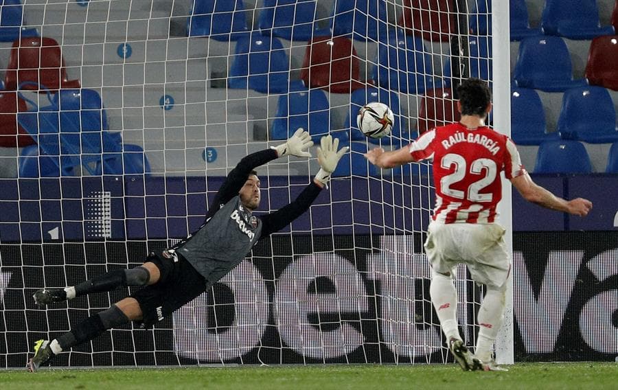 Athletic Club derrota, en tiempo extra, al Levante con un marcador de 2-1 y jugará la final de la Copa del Rey ante el Barcelona el 17 de abril en La Cartuja. Roger Martí anotó el primer tanto al minuto 17, pero Raúl García se encargó de igualar las cosas. Remiro, al minuto 112, le dio la victoria y el pase a su equipo a la grna final.