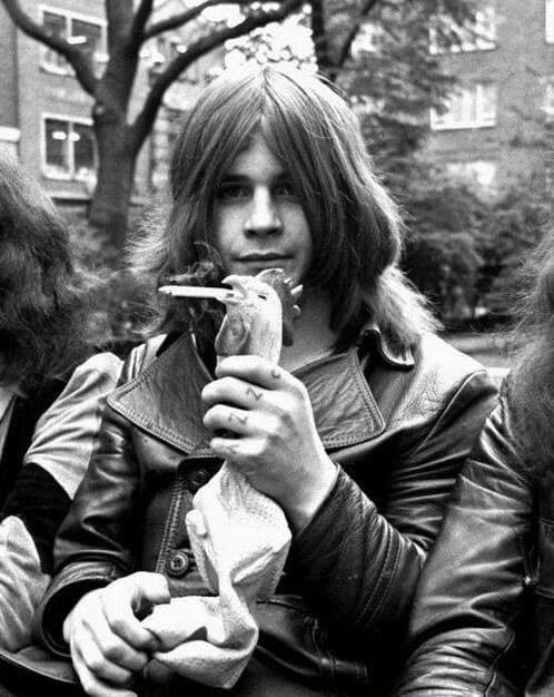OZZY OSBOURNE
<br>Con humor mostró a esta gallinita de hule