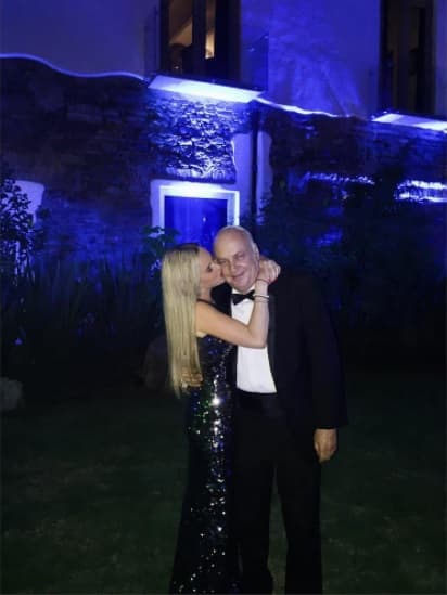 "Ella me dijo que el día que planeara una boda no le dijera el día ni la hora, ni a dónde vamos a ir de luna de miel y se lo estoy cumpliendo. Las personas cercanas a ella sí lo saben menos ella", comentó Adal Ramones. Aquí vemos a Karla feliz con su papá.