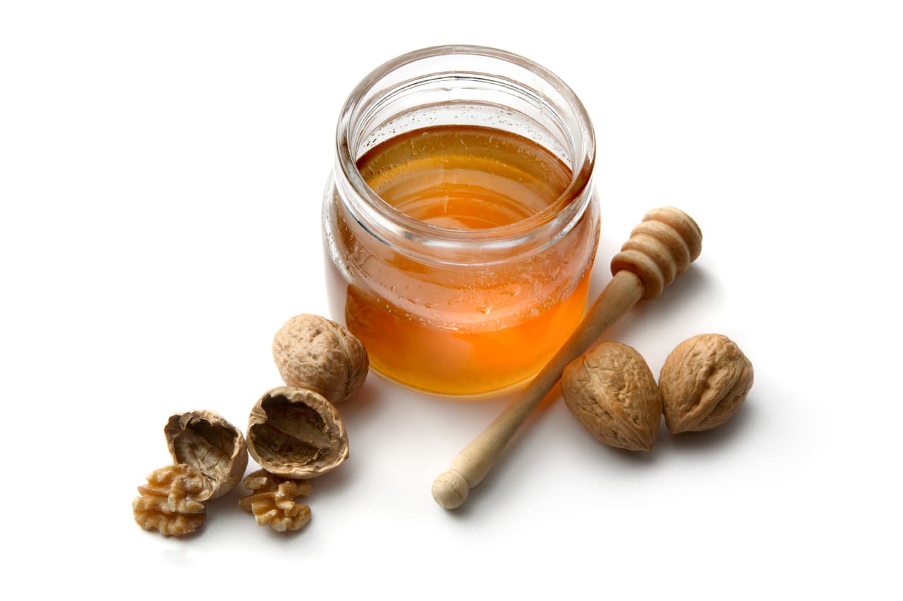 <b>YOGUR CON MIEL.</b> Por una parte el yogurt tiene componentes ricos en niacina, calcio, potasio, magnesio, vitamina A, complejo B y ácido fólico, además que su ácido láctico es ideal para combatir bacterias y reducir los brotes de acné, sin que la piel se irrite con tratamientos agresivos.