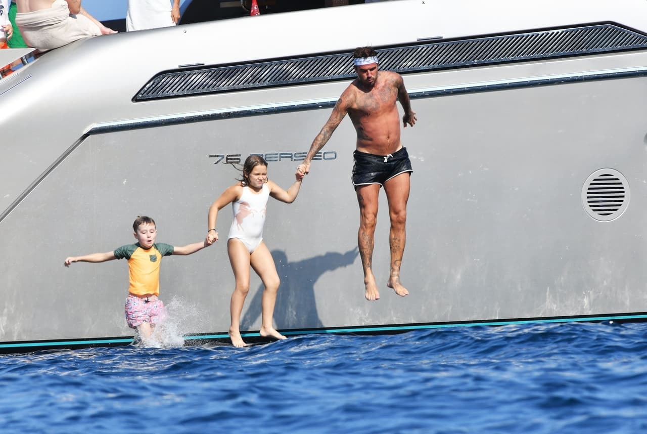 En un principio, no les permitió saltar al agua solos; él también se divirtió con los pequeños.