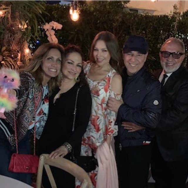 Lili Estefan y Thalía sostienen 
<b><a href="https://www.univision.com/shows/el-gordo-y-la-flaca/mas-que-amigas-son-como-hermanas-asi-es-la-relacion-de-lili-estefan-y-thalia-fotos">una amistad desde hace muchos años</a></b>. Cabe recordar que La Flaca es sobrina del productor musical Emilio Estefan, quien es uno de los mejores amigos de Tommy Mottola, esposo de la mexicana.