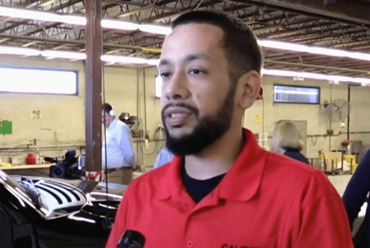 “Todos los que trabajamos aquí ayudamos en esto”, declaró Miguel Valdez, uno de los empleados del taller