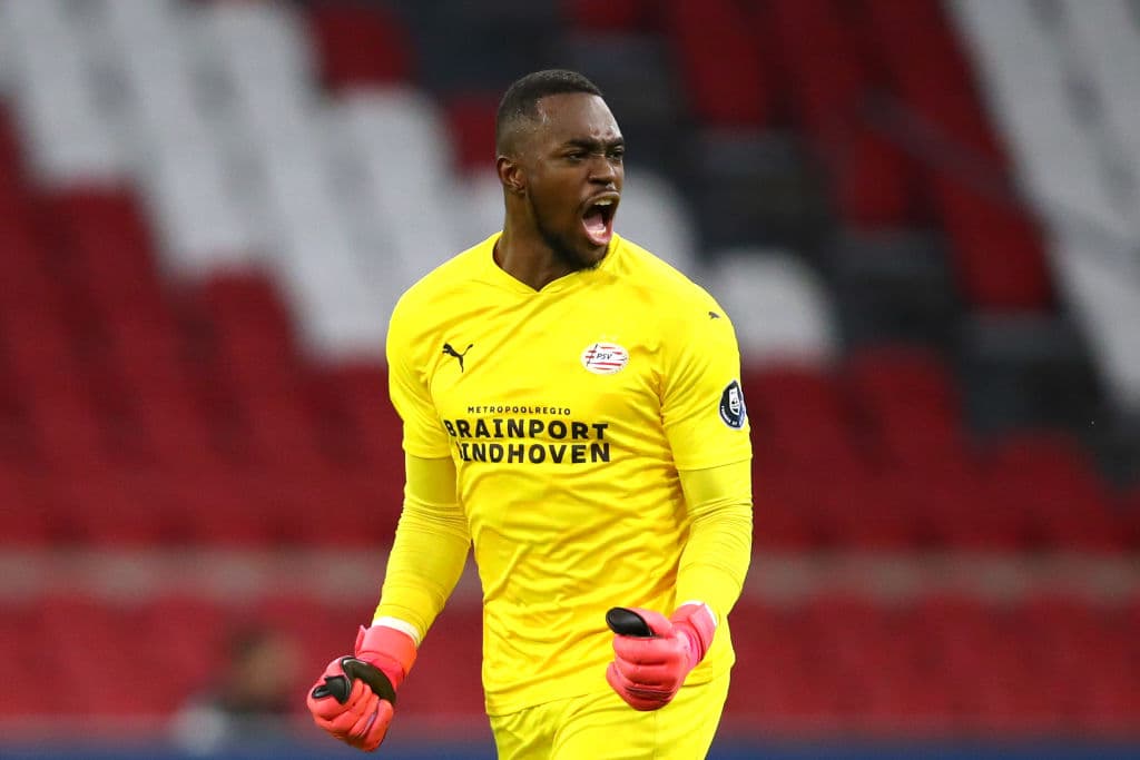 PSV y Ajax empatan 2-2 en el clásico de la Eredivisie. Eran Zahavi marcó doblete para los 'rojiblancos', mientras que Quincy Promes y Antoni Matheus Dos Santos, le dieron el empate al Eindhoven.