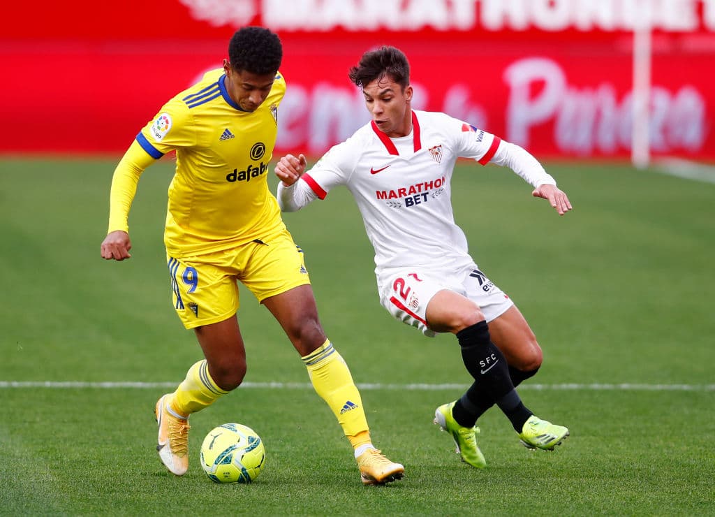 Sevilla aprovechó la localía y goleó al sorprendente Cádiz 3-0. Los de Lopetegui llegaron a 36 unidades y Cádiz se quedó con 24.