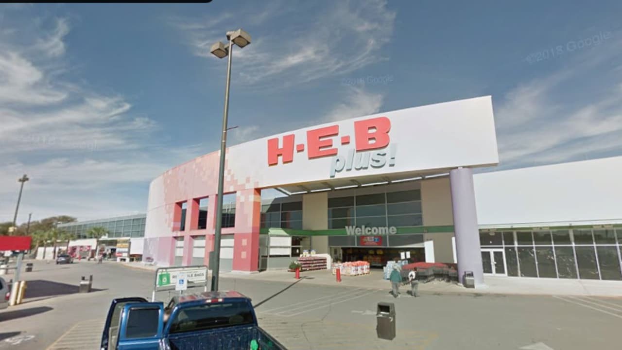 Hombre robó una joyería, atropelló a un peatón y fue arrestado desnudo en San Antonio