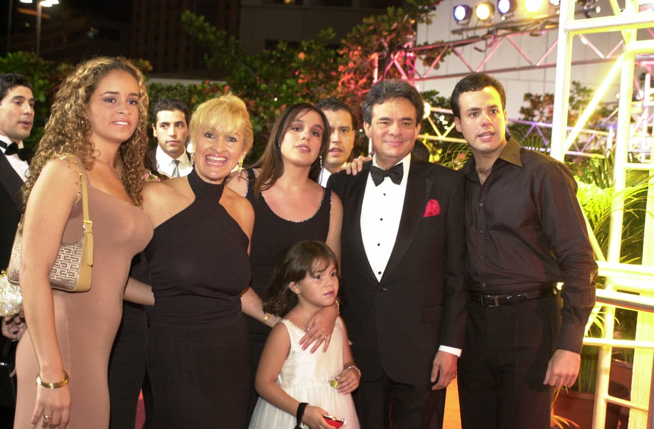 José José fue acompañado por su familia para recibir el galardón más distinguido de la noche: el Premio a la Excelencia, sin duda uno de los cantantes latinos más exitoso de todos los tiempos. Este premio pretendía honrar la carrera artística de un cantante destacado por su contribución a la música latina a través de los años.