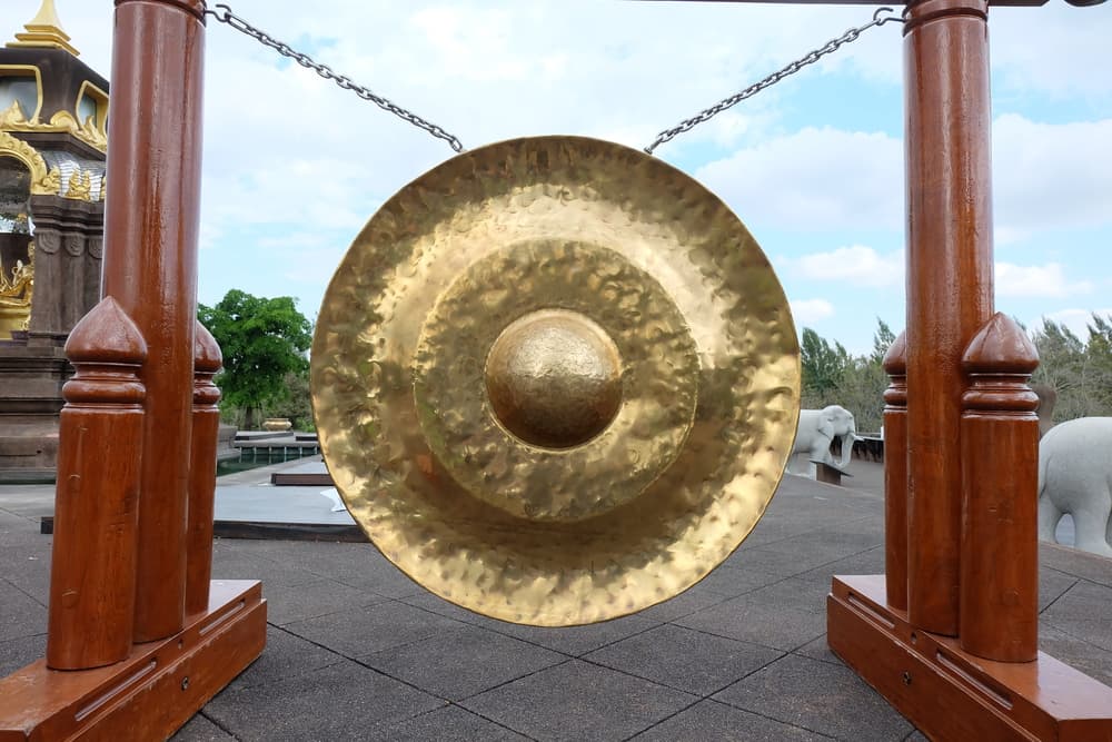 En los antiguos palacios chinos, en las calles de los pueblos y ciudades y en todas las regiones del Lejano Oriente, los celadores o serenos anunciaban con un toque de gong o con otro instrumento musical cada cambio de hora.