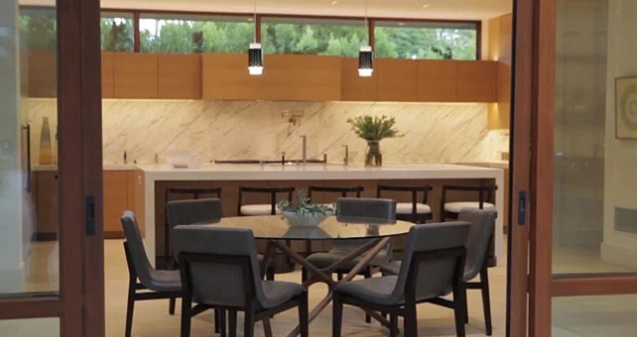 El espacio del antecomedor y la cocina enorme.