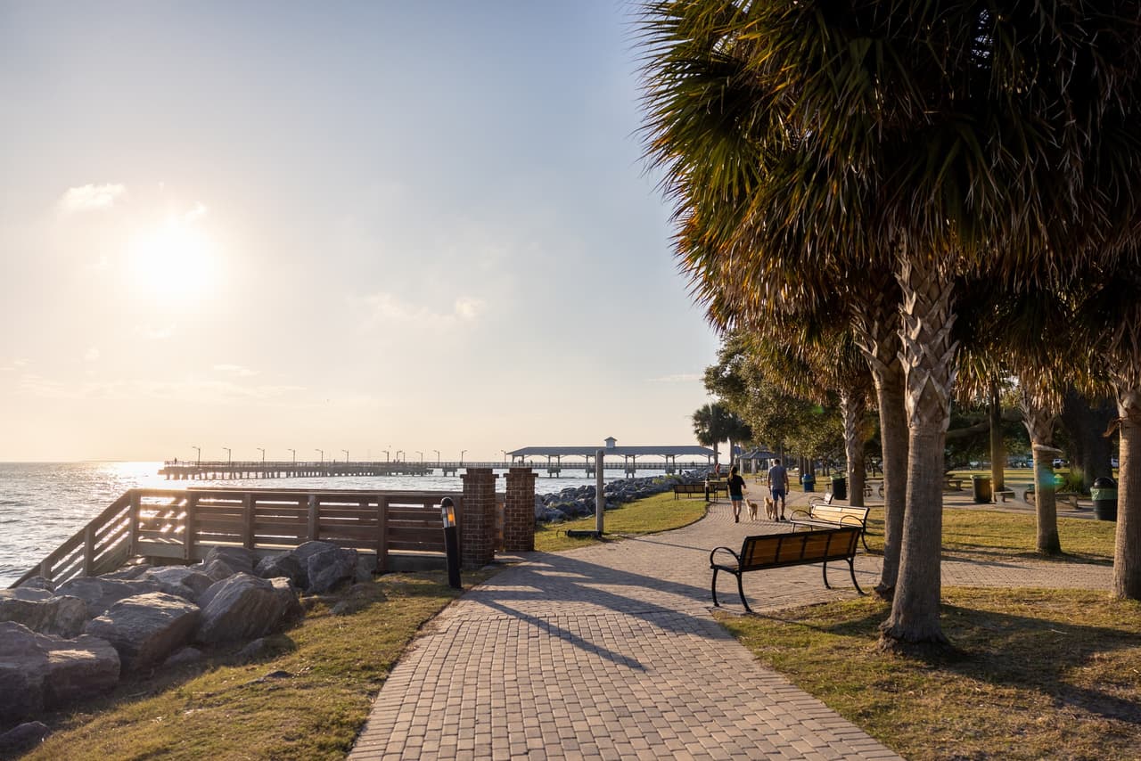 <b>St. Simons Island</b>
<br>
<b>Sitio web</b>:
<a href="https://www.goldenisles.com/islands-towns/st-simons-island/">https://www.goldenisles.com/islands-towns/st-simons-island/</a>
<br>
<b><a href="https://maps.app.goo.gl/spPMuaYn1eZdxPu68">Cómo llegar</a> </b>
<br>
<br>Pasea por el querido Pier Village de la isla para disfrutar de vistas panorámicas de St. Simons Sound, el faro y docenas de restaurantes y tiendas de propiedad local.