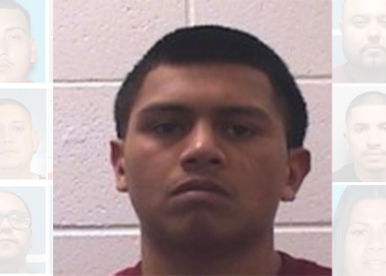 Jorge Barajas, también es residente de Cutler y es sospechoso de poseer arma de fuego, asalto con arma mortal, venta ilegal de narcóticos, intento de asesinato, y por ser un miembro documentado de una pandilla.