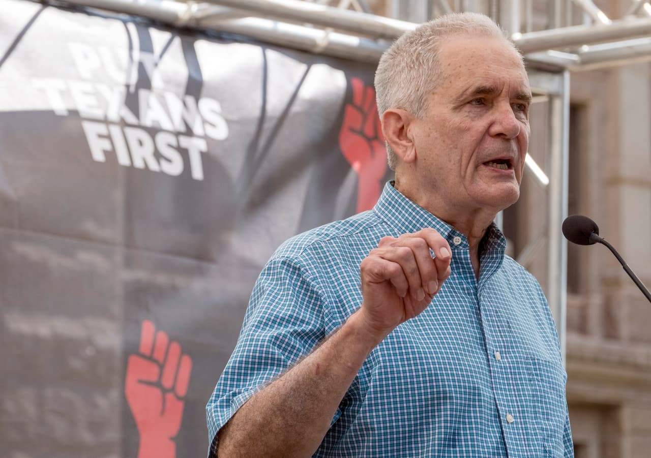 El 
<b>congresista <a href="https://www.univision.com/local/austin-kakw/democratas-republicanos-texas-redistribucion-de-distritos-electorales">demócrata Lloyd Doggett</a>, de Austin,</b> acusó que la redistritación impulsada por los republicanos busca “silenciar a los texanos” y asegurar cinco escaños adicionales para los aliados de Donald Trump. “Trump podrá tener control sobre los republicanos, pero no controla nuestras voces”,dijo.