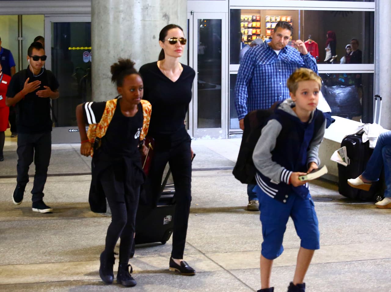 El nuevo look de Shiloh fue lo que captó la atención de los paparazzi.