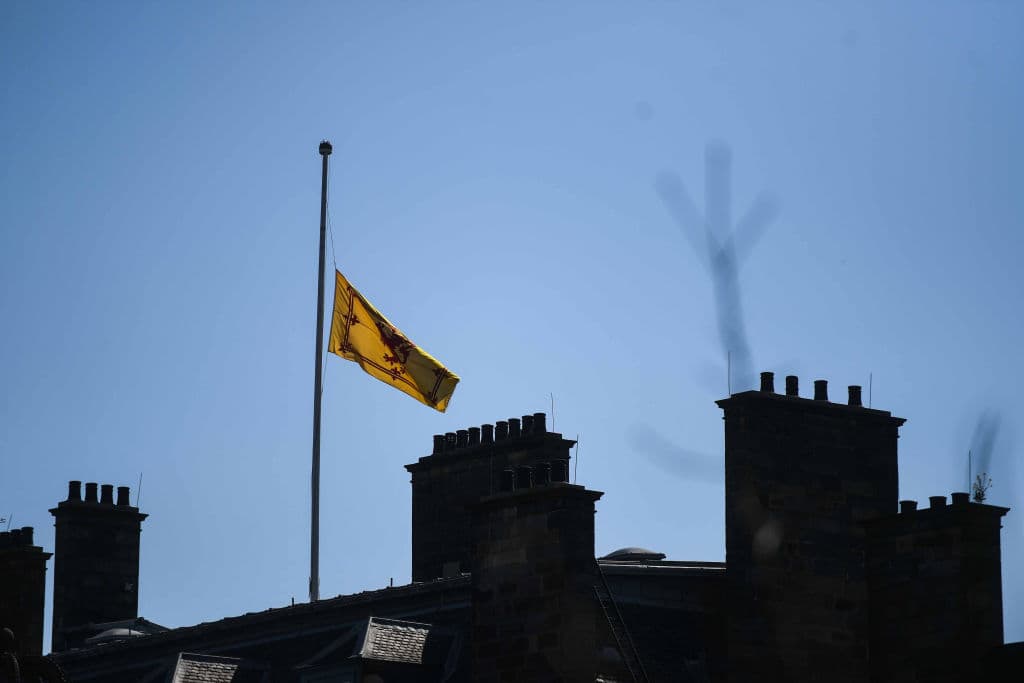 El estandarte real de la bandera de Escocia izado a media hasta en Edimburgo, por la muerte del duque.