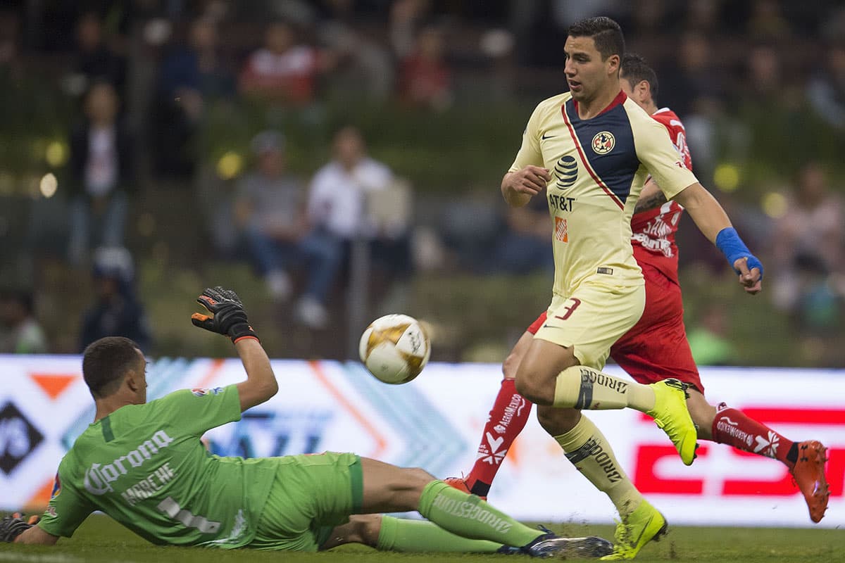 El arquero argentino Agustín Marchesín (izquierda) salvó el empate del Toluca al minuto 13 en un mano a mano con su compatriota Rubens Sambueza.