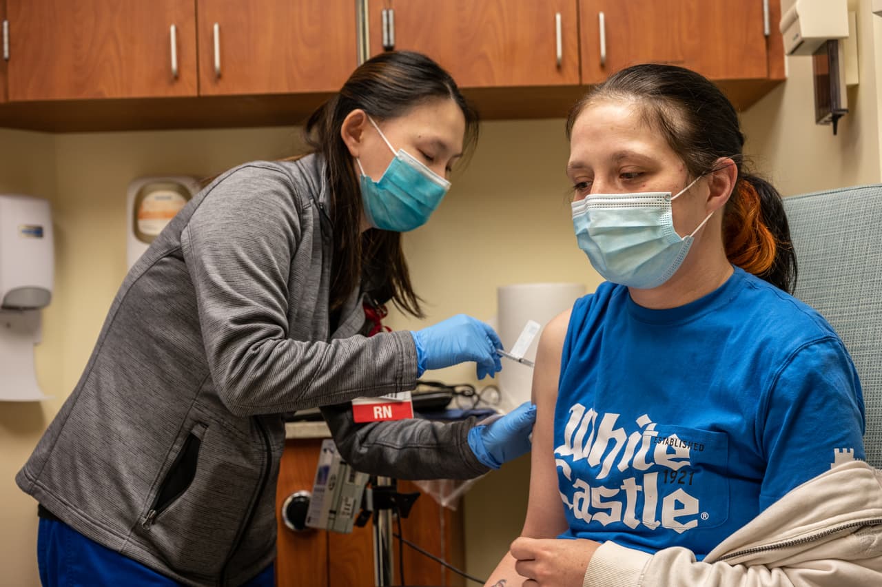 Las personas que cumplen con estos requisitos “pueden comenzar a hacer algunas actividades que dejaron de hacer debido a la pandemia”.