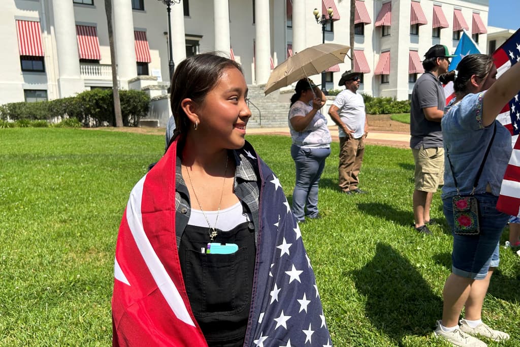 "Para que sepan los trabajadores indocumentados han aportado 
<a href="https://www.univision.com/local/miami-wltv/impacto-economico-ley-de-inmigracion-sb-1718-florida-ron-desantis">47 billones en 'taxes' a Estados Unidos y a la Florida 1.6 millones de dólares. </a>E stamos hablando de trabajadores indocumentados, que aportan a este país y que no son una carga, que no son criminales, sino que están aquí para trabajar honestamente por aquellos que no quieren hacer el trabajo más duro", recalcó una de las líderes de la marcha.