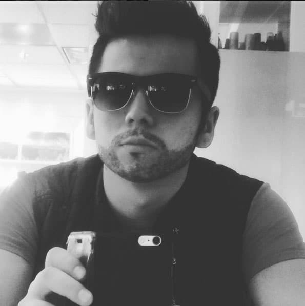 Él es Adrián Alonso, nació el 6 de abril de 1993 en la Ciudad de México. Comenzó su carrera como actor desde que era niño en cine, uno de sus proyectos más exitosos fue "La leyenda del Zorro", donde compartió créditos con Antonio Banderas.