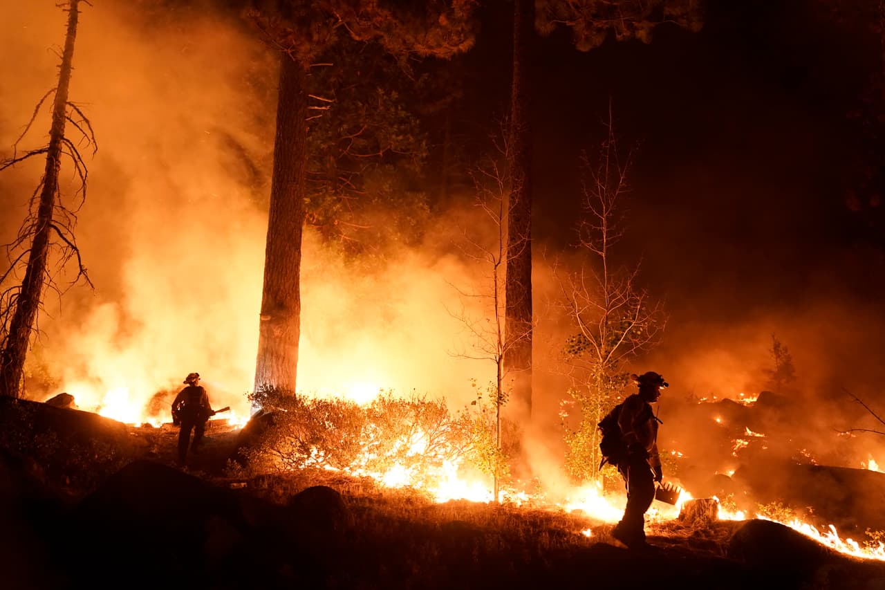 Tres días de furiosas ráfagas de viento habían impulsado el incendio Caldor hacia el este a través de Sierra Nevada, lo que obligó a decenas de miles de personas a evacuar la región de bosques, pueblos de montaña, balnearios y lagos.