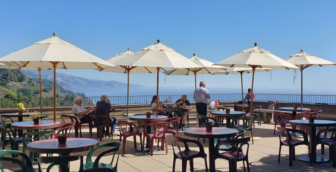 <b><a href="https://www.nepenthe.com/" target="_blank">Nephente</a> es un restaurante ubicado en un acantilado al sur de California, donde desde la altura puedes apreciar el Océano Pacífico en su inmensidad acompañado de un cocktail o un café. </b>Abierto desde las 11:30 am hasta las 9 de la noche, puedes acceder a este maravilloso lugar a través de la autopista 1. 
<b>No olvides portar mascarillas y guardar distancia social del resto de los clientes</b>, 
<b><a href="https://www.nepenthe.com/" target="_blank">dice su sitio web. </a></b>