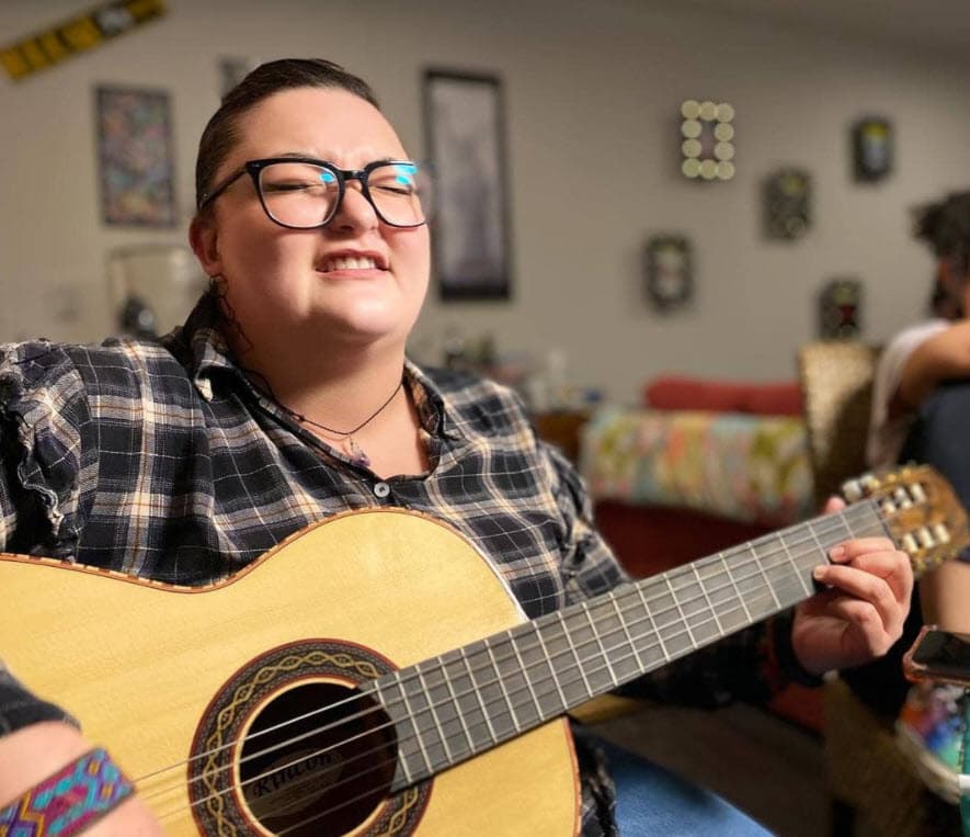 "Agarraban mi ropa y los niños se subían y me escondían mi ropa... Yo 
<b>me quedaba en calzones</b> esperando a que alguien me rescatara porque yo no me podía subir", recordó.
<br>