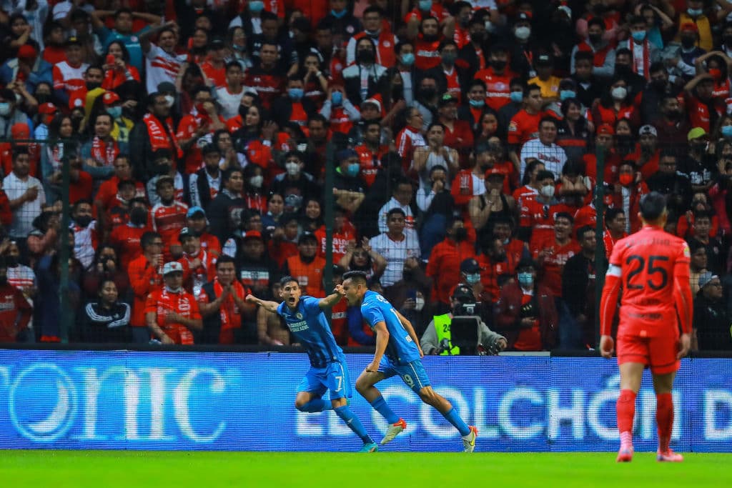 Cruz Azul volvió a mostrar su mejor versión y le pasó por encima y goleó por 1-4 a Toluca, gracias a los tantos de Juan Escobar, Charly Rodríguez y un doblete de Santiago Giménez.