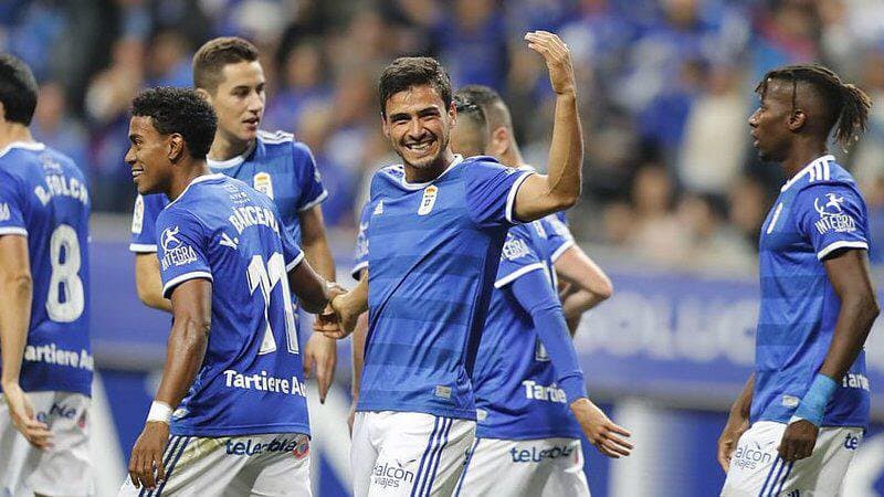Oswaldo Alanís: un solo triunfo en los últimos cinco partidos tienen al Real Oviedo lejos de los playoffs de ascenso por lo que este sábado el objetivo es volver a sumar de a tres puntos cuando quedan siete jornadas para el final. El defensor es titular inamovible.