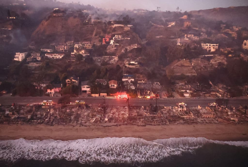 Una vista aérea de casas destruidas a lo largo de la playa mientras el incendio Palisades continúa ardiendo el 9 de enero de 2025 en Malibu, California.