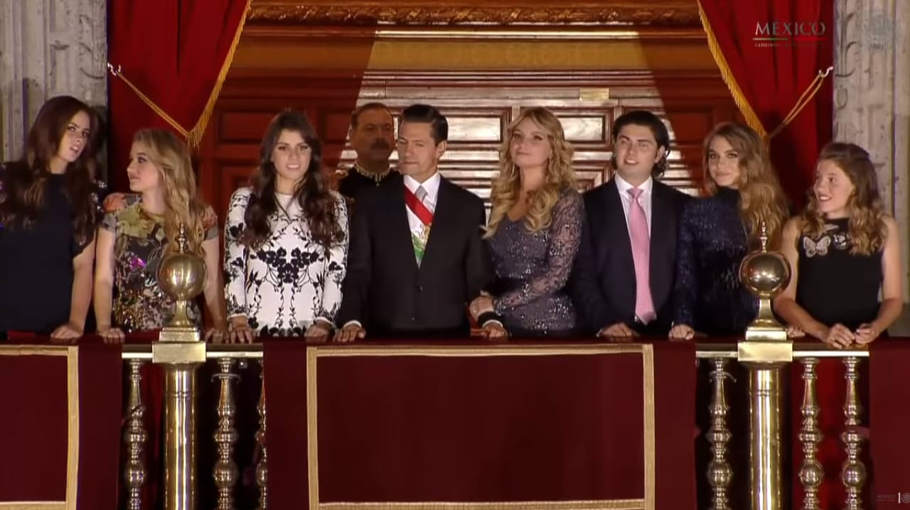 Angélica Rivera se acercó para decirle algo a Enrique Peña Nieto y tras la respuesta recibida lo mantuvo tomado del brazo mientras asentía con la cabeza mostrando un gesto de enojo.