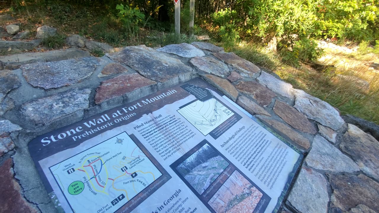Conoce más sobre la historia del parque y del misterioso muro de piedra, 
<b><a href="https://gastateparks.org/sites/default/files/parks/pdf/fortmountain/FortMountainStateParkHistory.pdf">aquí</a></b>.