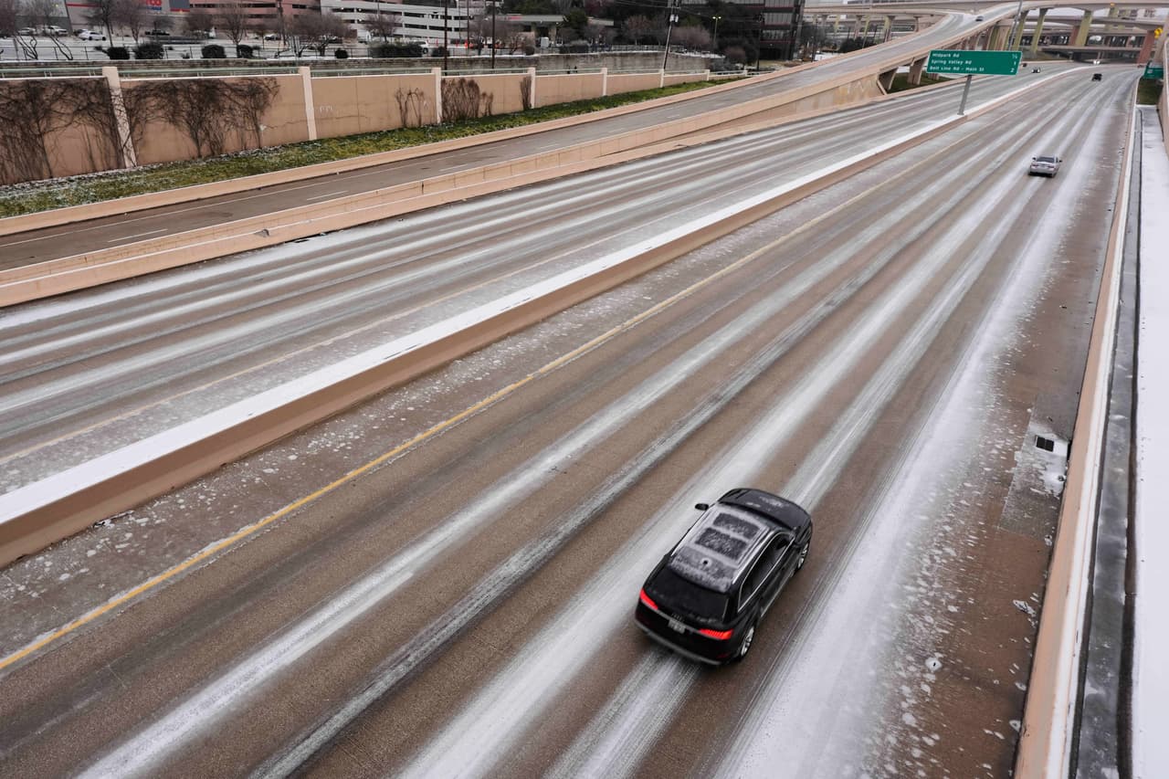 ⚠️ Qué es el 
<b>hielo negro </b>
<ul>
 <li data-start="2451" data-end="2630"> Es una capa muy delgada e invisible de hielo que se forma cuando el pavimento se enfría por debajo de 0 °C después de lluvia o nieve. </li>
 <li data-start="2631" data-end="2777"> Aparece con mayor frecuencia <b>en las primeras horas de la mañana</b> y en tramos con sombra o en puentes. </li>
</ul>
