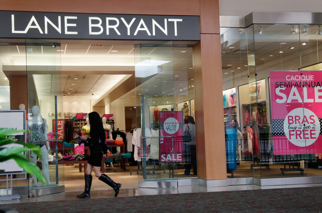 <b>Puesto 15. Ascena. Trabajadores suspendidos: alrededor de 40,000.</b> Esta empresa matriz que posee tiendas al detal anunció a finales de marzo que el sueldo de los empleados corporativos que no han sido suspendidos se reduciría hasta en un 45%.