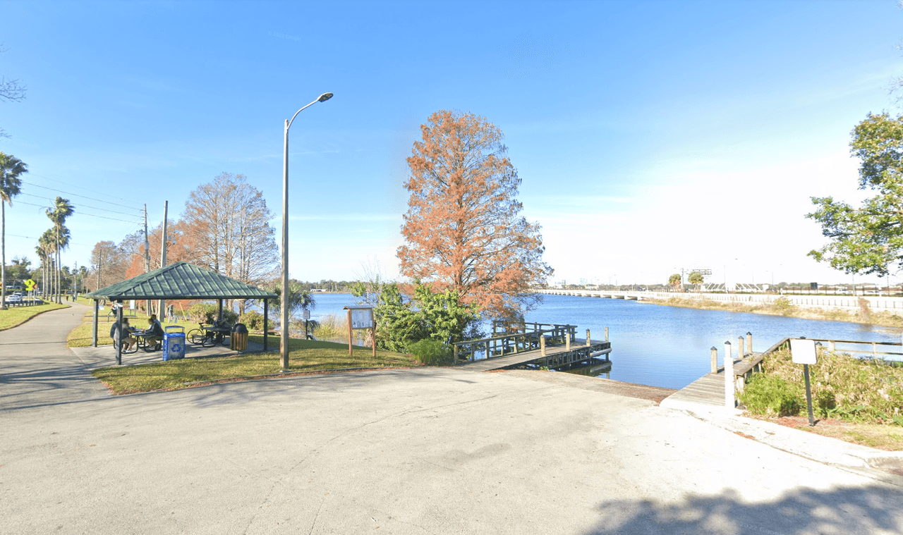 <b>Parque Lake Underhill</b>
<br>Es un parque ideal para ir pasear en bote, observar aves y hacer ejercicio.
<br>4355 Lake Underhill Rd, Orlando, FL 32803
<br>Horario: 6:00 AM a 11:00 PM