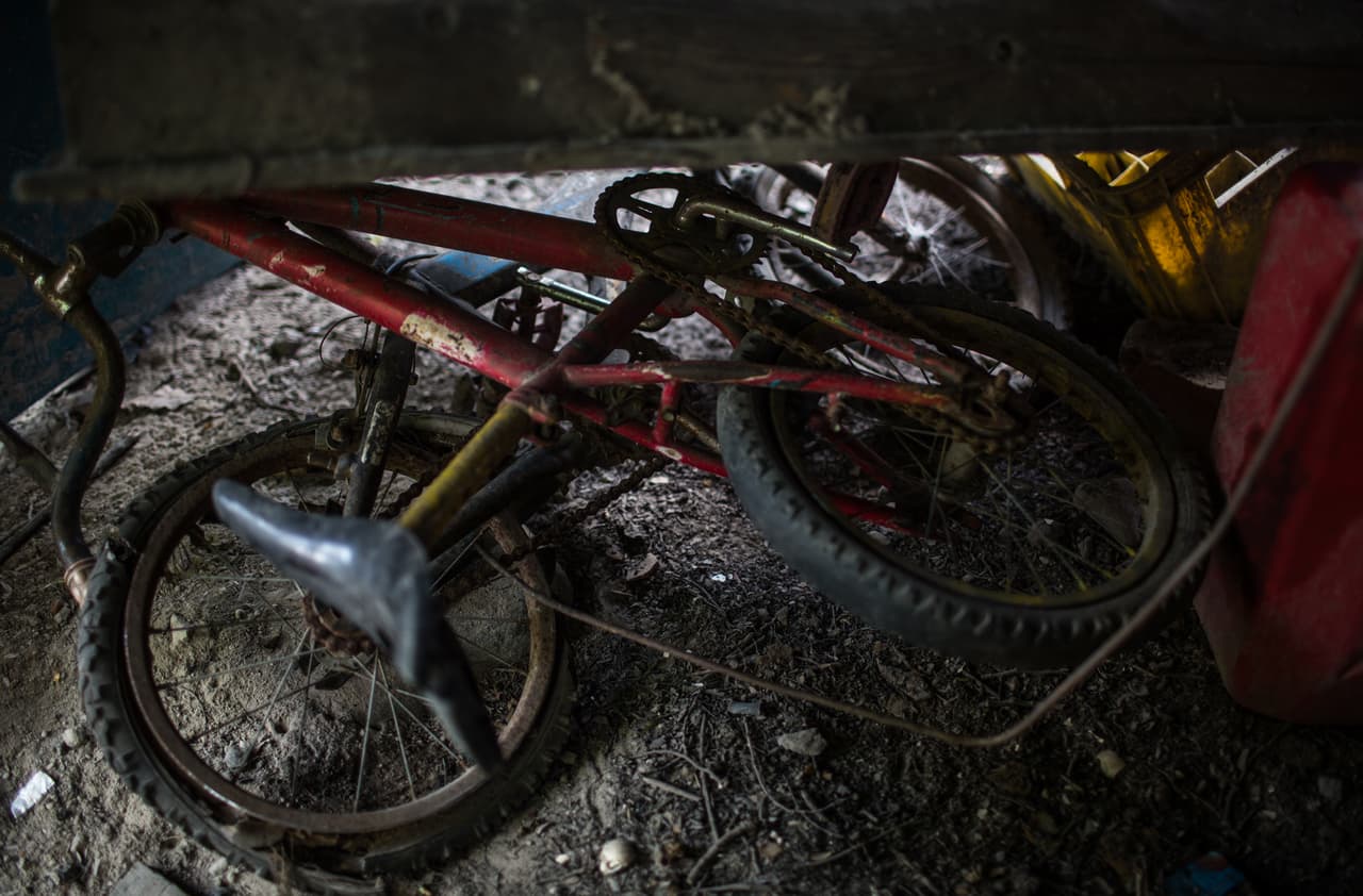 Las bicicletas de los hijos, abandonadas al lado de la casa.