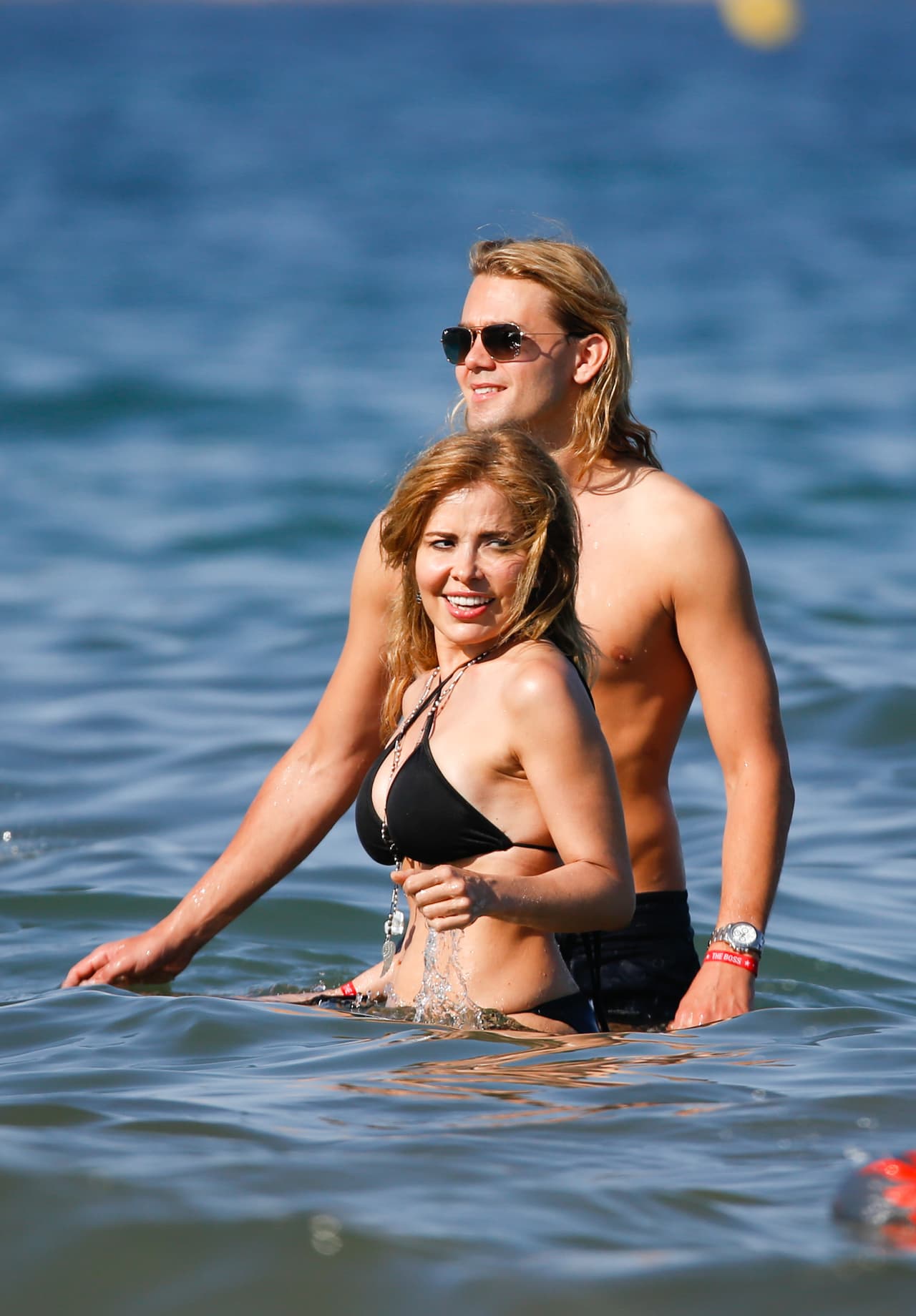 Gloria está de vacaciones en Ibiza, pero su aún marido no se encuentra con ella.