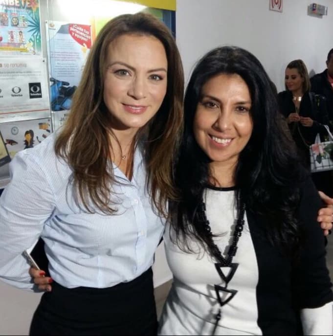 Desde las pruebas de vestuario destacaron los atuendos casuales. Por ejemplo, la vimos con blusa de vestir y falda de tubo, junto a la productora Giselle González.