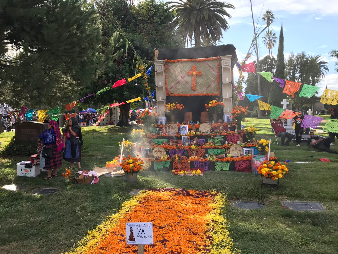 Sin embargo, esta nueva generación además de honrar a los suyos, también dio la bienvenida en su representación a familiares difuntos de sus amigos, no necesariamente mexicanos.