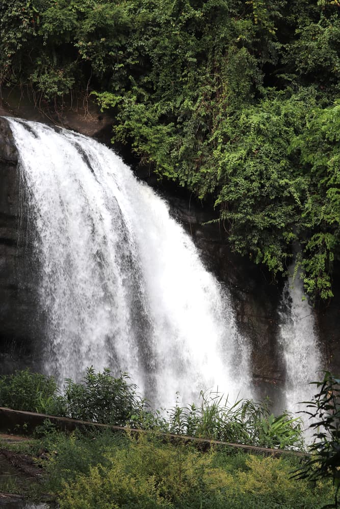 Una bella cascada en el parque de Shillong, en India.