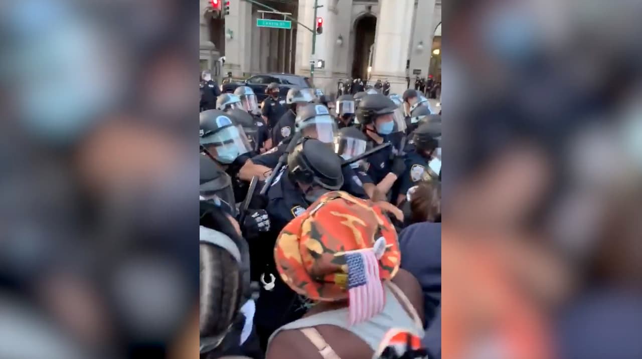 Horas antes de votación sobre recortes al NYPD, manifestantes chocan con policías frente a la Alcaldía
