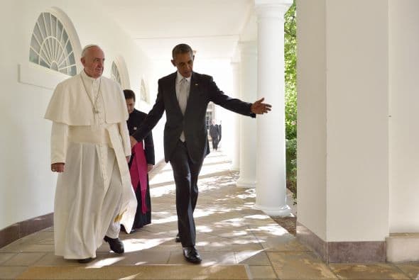 Francisco y Barack Obama caminan en el interior de la Casa Blanca.
