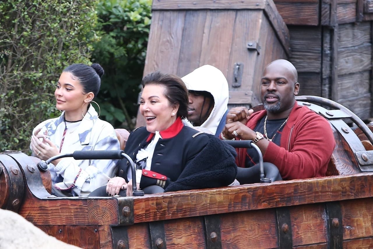 Entre los momentos que vivieron como familia, Travis Scott se subió a la 'Big thunder mountain' junto con Kylie Jenner; su madre, 
<b><a href="https://www.univision.com/entretenimiento/kris-jenner-y-corey-gamble-no-se-quitan-las-manos-de-encima-video/embed" target="_blank">Kris Jenner, y su pareja, Corey Gamble</a></b>.