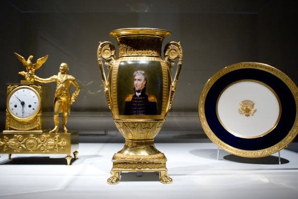 El presidente James Monroe (1817-1825) tomó la tarea de renovar la casa tras el incendio, y enfrentó fuertes críticas por comprar mobiliario francés.