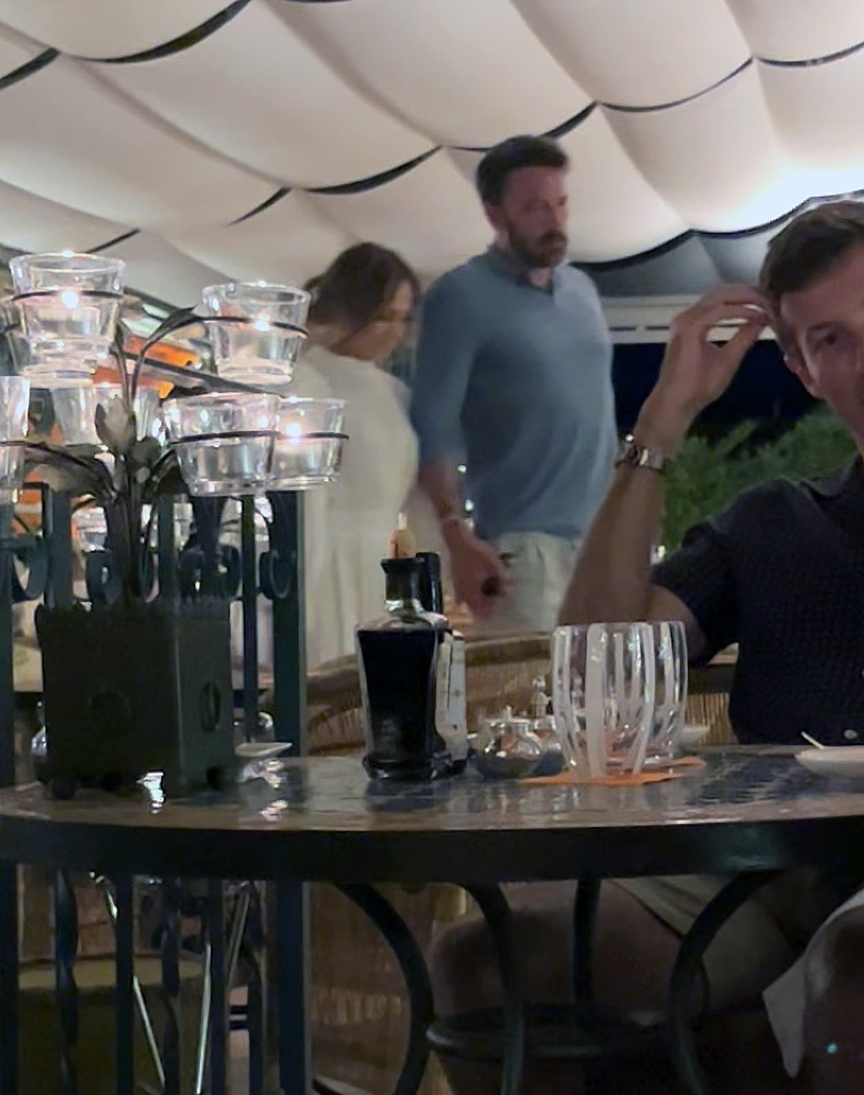 Estas son las primeras fotos de la cantante y el actor en su viaje de bodas por Italia y todo indica que lo han hecho sin sus retoños, pues los chicos y chicas no han sido captados con ellos. 
<br>