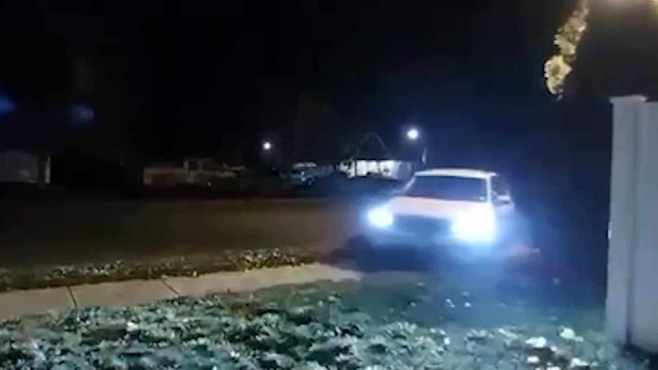 En video: Menores que estaban "aburridas" roban auto de su madre y lo chocan en la casa del vecino